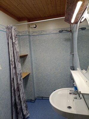 Regadera, secadora de cabello, papel de baño