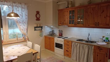 Refrigerador, microondas, parrilla de estufa y cafetera y tetera