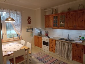 Refrigerador, microondas, parrilla de estufa y cafetera y tetera