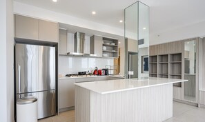 Fridge, microwave, oven, stovetop - MetaWiseBnB|Sydney CBD|Chinatown|Luxe 2Bed Penthouse Aqua (Haymarket)