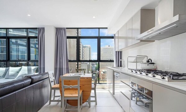 Kühlschrank, Mikrowelle, Herdplatte, Geschirrspüler