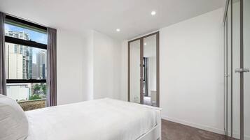 2 bedrooms, desk, iron/ironing board, WiFi