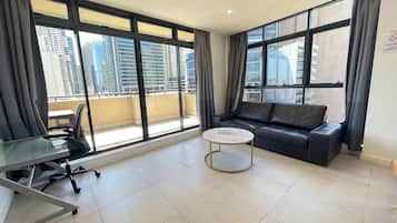 Una televisión, una oficina