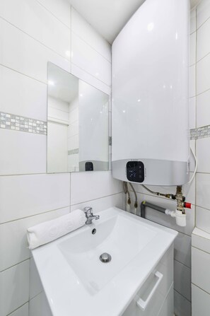 Shower, hair dryer, towels, shampoo
