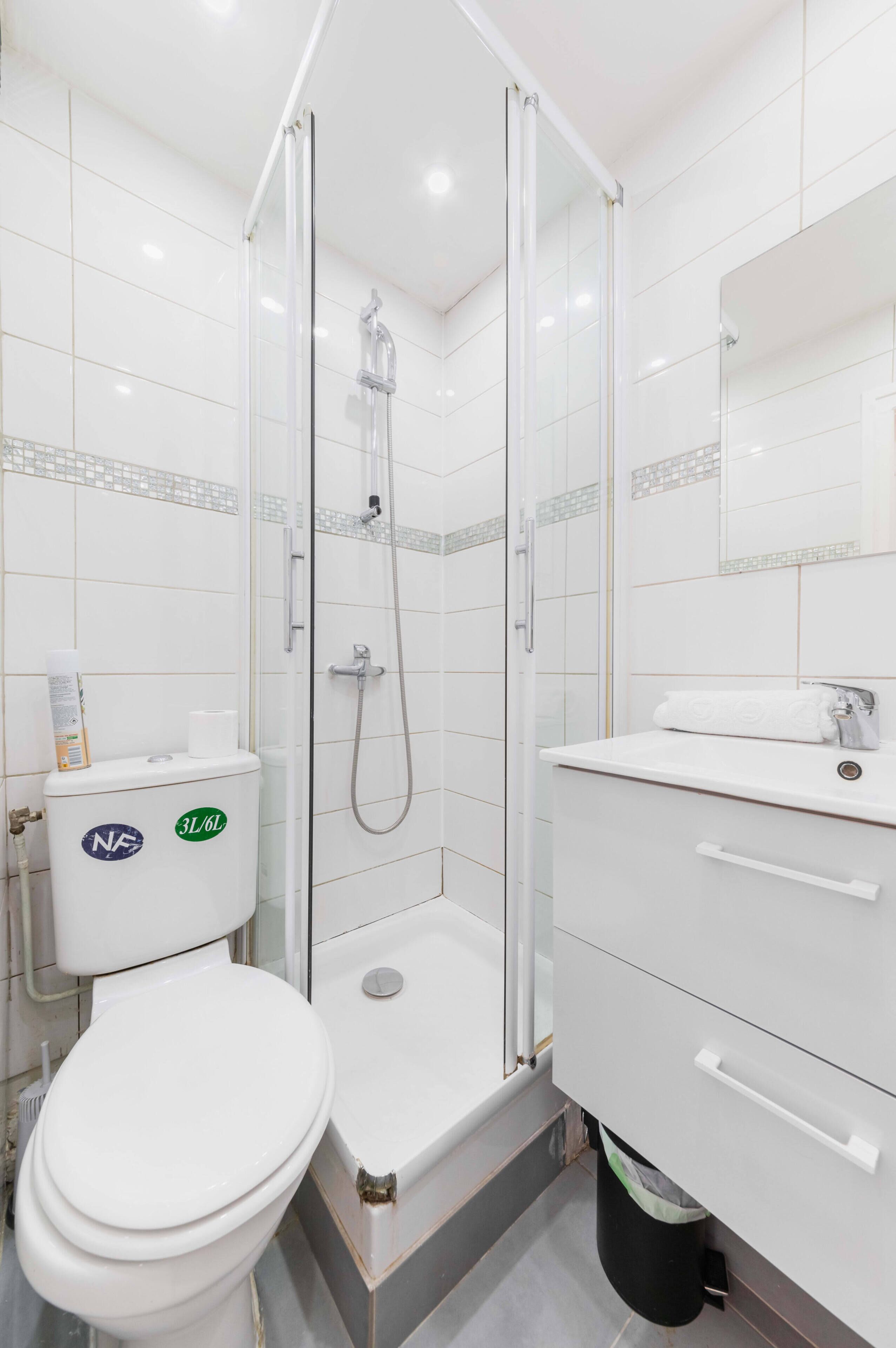 Douche, sèche-cheveux, serviettes fournies, shampoing