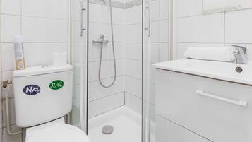 Een douche, een haardroger, handdoeken, shampoo