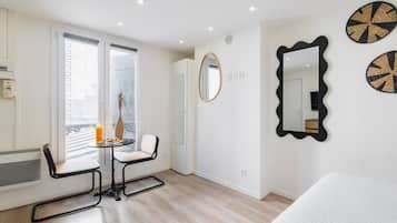 Iron/ironing board, WiFi, bed sheets