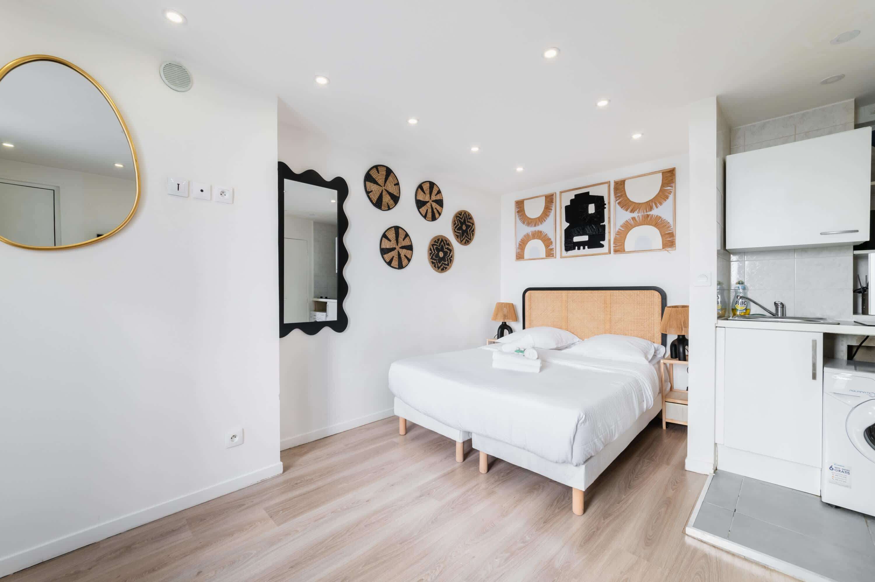 Tabla de planchar con plancha, wifi y ropa de cama 