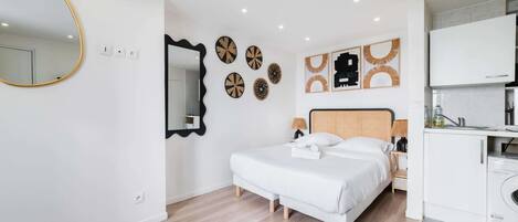 Tabla de planchar con plancha, wifi y ropa de cama