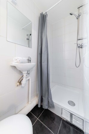 Dusche, Haartrockner, Handtücher, Shampoo