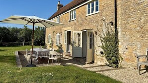 Outdoor dining - Beautiful Farmhouse & Garden in Heart of Somerset (Yeovil)