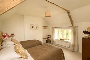 4 Schlafzimmer, Schreibtisch, Bügeleisen/Bügelbrett, Reisekinderbett