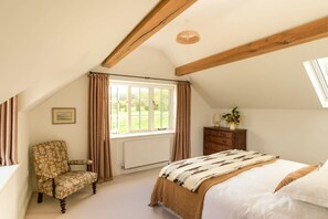 4 sovrum, skrivbord, strykjärn/strykbräda och resesäng