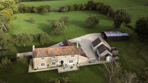 A large stone house with a courtyard, surrounded by green fields and trees. - Beautiful Farmhouse & Garden in Heart of Somerset (Yeovil)