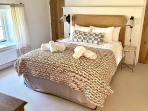 4 quartos, escrivaninha, ferros/tábuas de passar roupa, berço de viagem