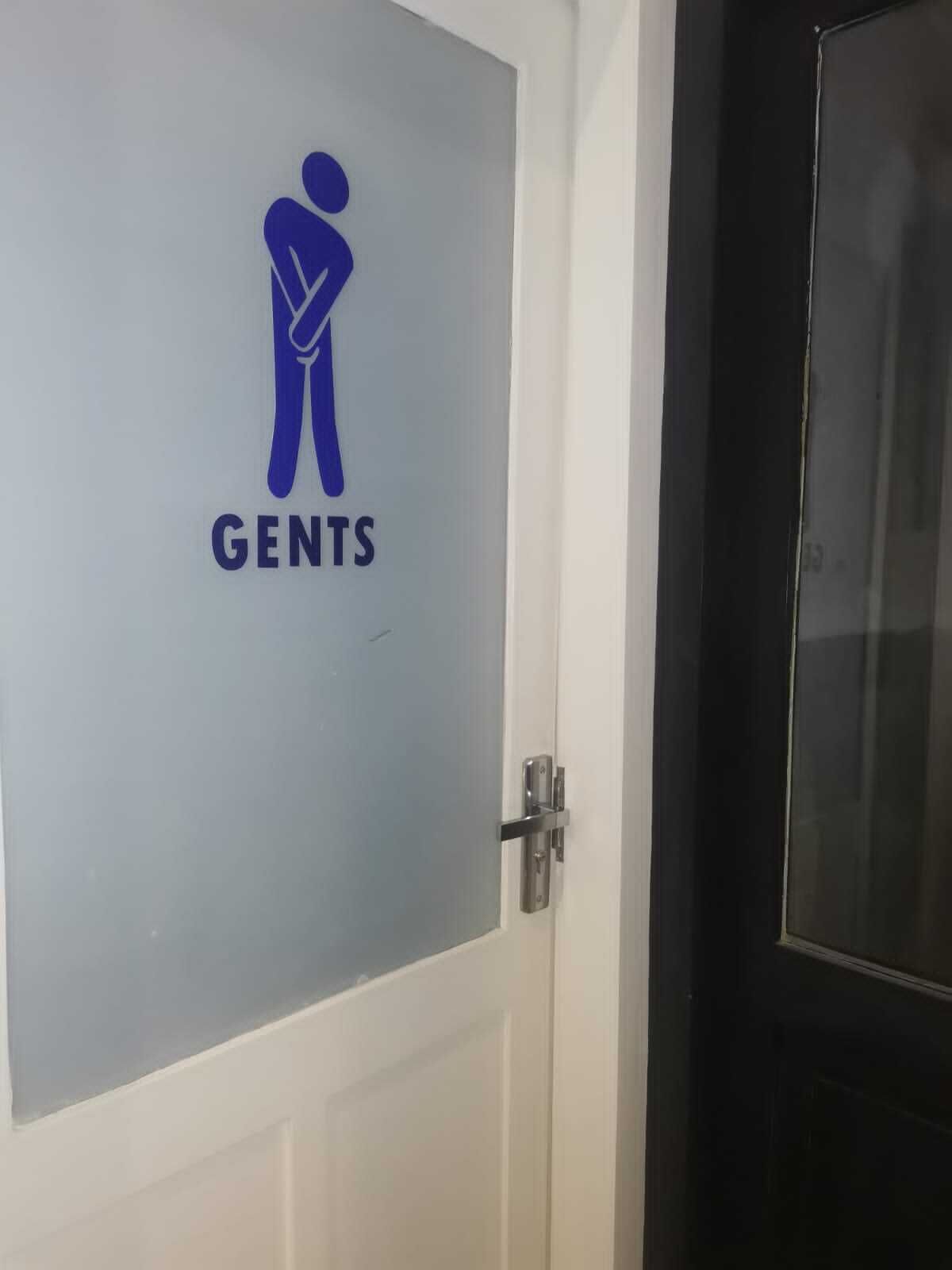 Una puerta con un cartel que indica el baño de hombres.