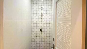 Shower, pancuran hujan, sandal, dan sabun