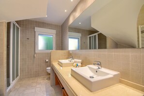 Douche, serviettes fournies