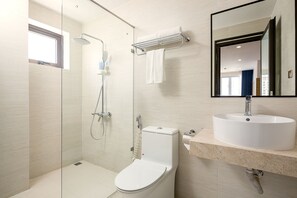 Shower, rainfall showerhead, free toiletries, hair dryer - Doji Stars (Da Nang)