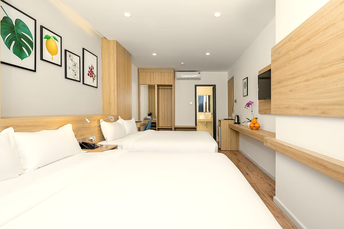 Habitación cuádruple Deluxe | 1 dormitorio, escritorio, espacio para trabajar con un portátil