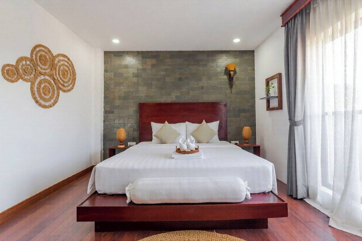 Rom – superior | Safe på rommet, skrivebord, skrivebord for bærbar PC og lydisolert