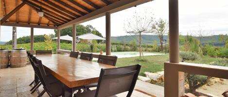 Outdoor dining