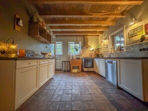 Fridge, microwave, oven, stovetop - Idyllic detached house with hot tub and garden (Lage Mierde)