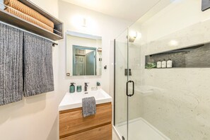 Shower, jetted tub, hair dryer