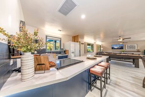 Kühlschrank, Geschirrspüler, Wasserkocher mit Kaffee-/Teezubehör