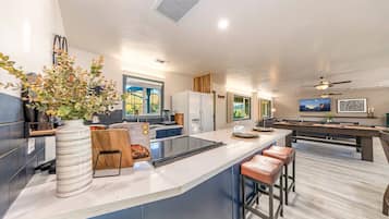 Een koelkast, een vaatwasser, een koffiezetapparaat/waterkoker