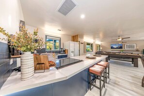 Réfrigérateur, lave-vaisselle, cafetière/bouilloire, chaise haute