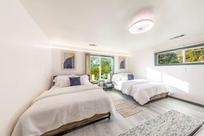 مكتب ومكواة/لوح كي وسرير سفر وواي فاي