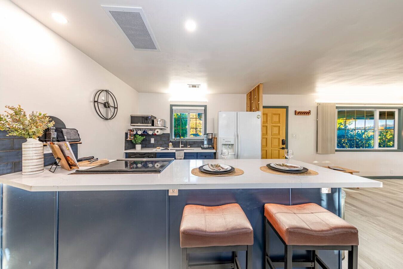 Refrigerador, lavavajillas, cafetera y tetera y periquera 