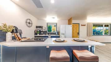 Refrigerador, lavavajillas, cafetera y tetera y periquera