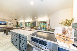 Réfrigérateur, lave-vaisselle, cafetière/bouilloire, chaise haute