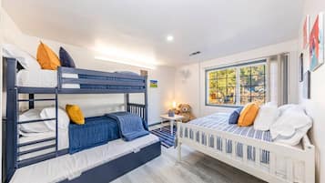 3 habitaciones, escritorio y tabla de planchar con plancha