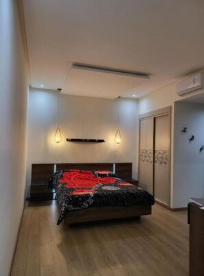3 chambres, fer et planche à repasser, Wi-Fi, draps fournis