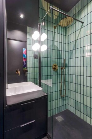 Shower, hair dryer - Beautiful 1BR apartment with AC (Paris)