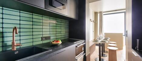 Réfrigérateur, micro-ondes, plaque de cuisson, lave-vaisselle