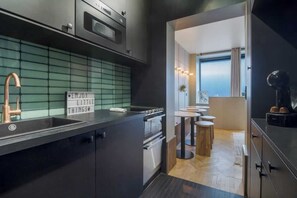 Fridge, microwave, stovetop, dishwasher - Beautiful 1BR apartment with AC (Paris)