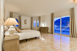 4 chambres, fer et planche à repasser, Wi-Fi gratuit, draps fournis