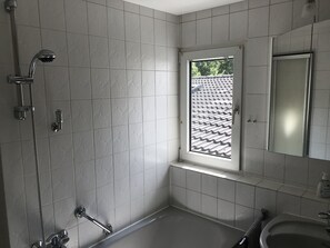 Douche, séchoir à cheveux, serviettes fournies, savon