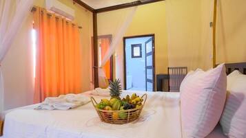 5 bedrooms, desk, travel crib, free WiFi