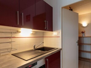 Fridge, microwave, oven, cookware/dishes/utensils