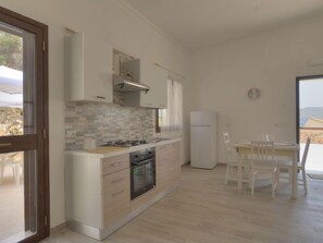 Kylskåp, ugn, brödrost och barnstol