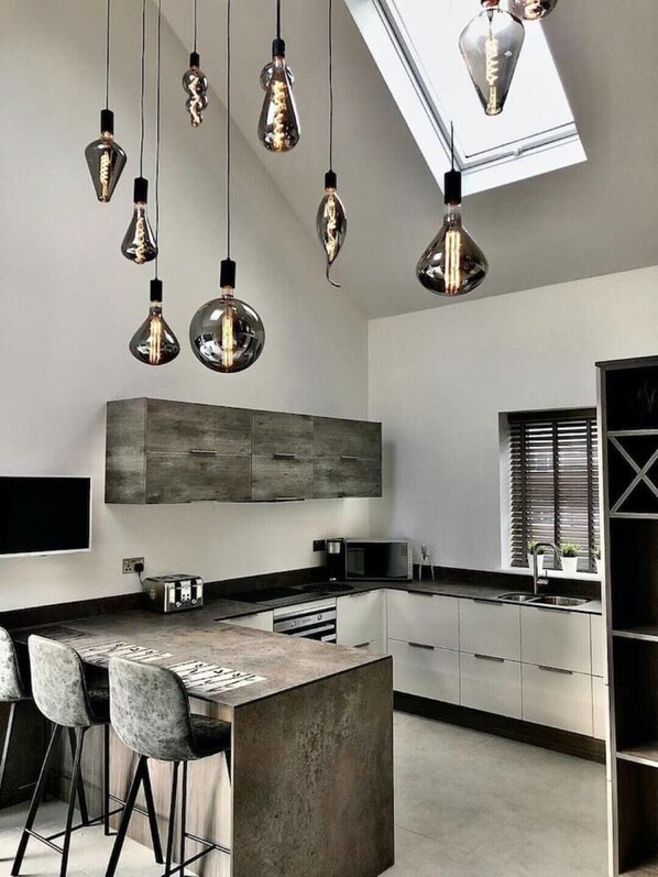 Kjøleskap, mikrobølgeovn, ovn og kokeplater