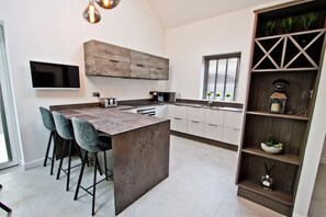 冷蔵庫、電子レンジ、オーブン、コンロ