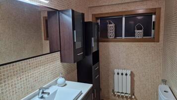 Een haardroger, handdoeken, zeep, toiletpapier