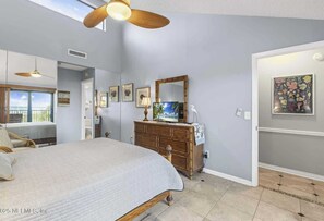 3 habitaciones, tabla de planchar con plancha, wifi y ropa de cama