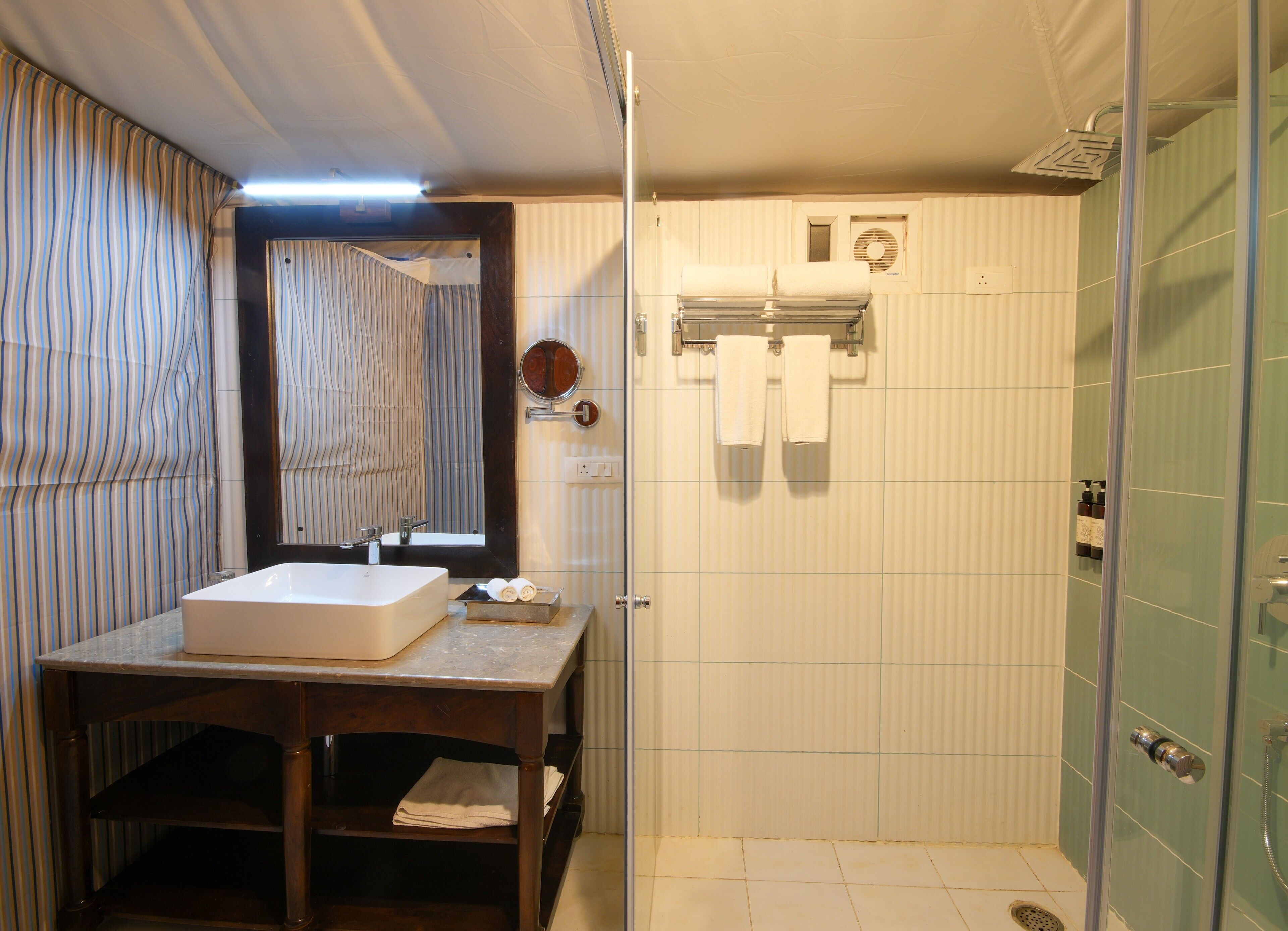 Un baño con un espejo grande, un lavabo y una zona de ducha.